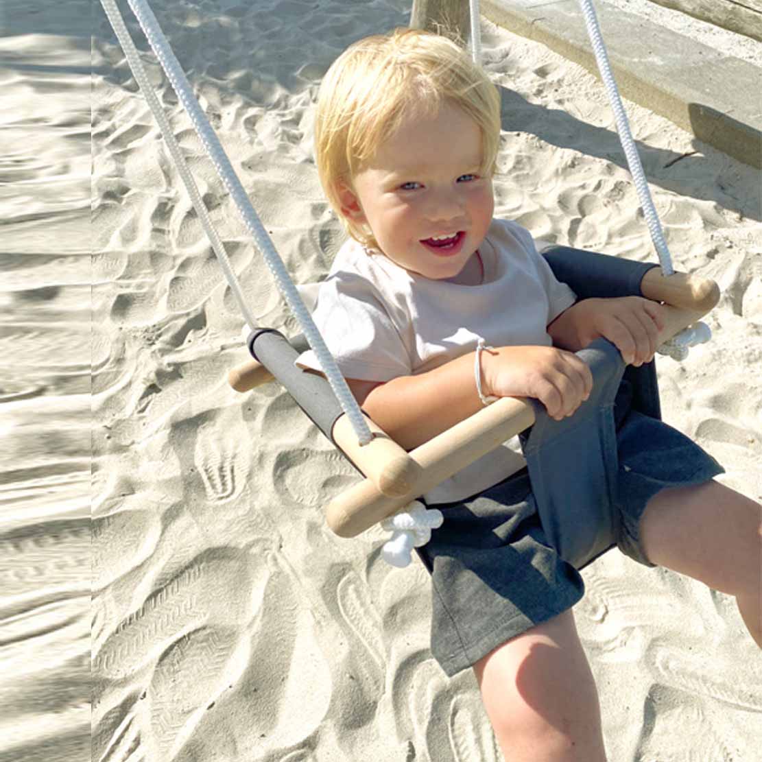 Babyschaukel Komfort von small foot aus Holz mit Kissen