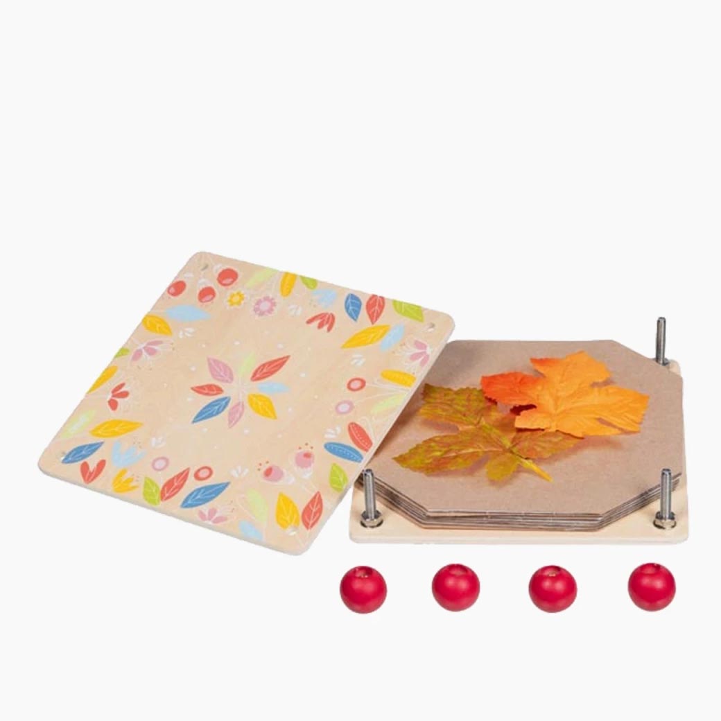 Blumenpresse Blütenzauber beim Pressen von Blüten und Blättern auf dem Basteltisch