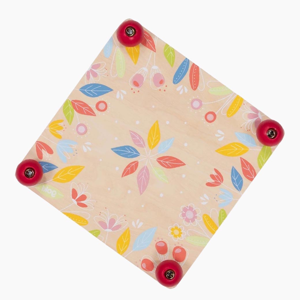 Detailaufnahme der Blumenpresse Blütenzauber aus Holz mit floralen Verzierungen