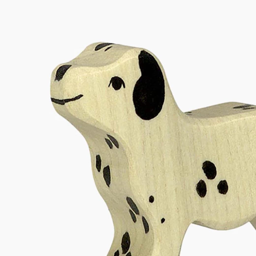 Holztiger Dalmatiner Klein mit weiteren Holzfiguren im Spiel