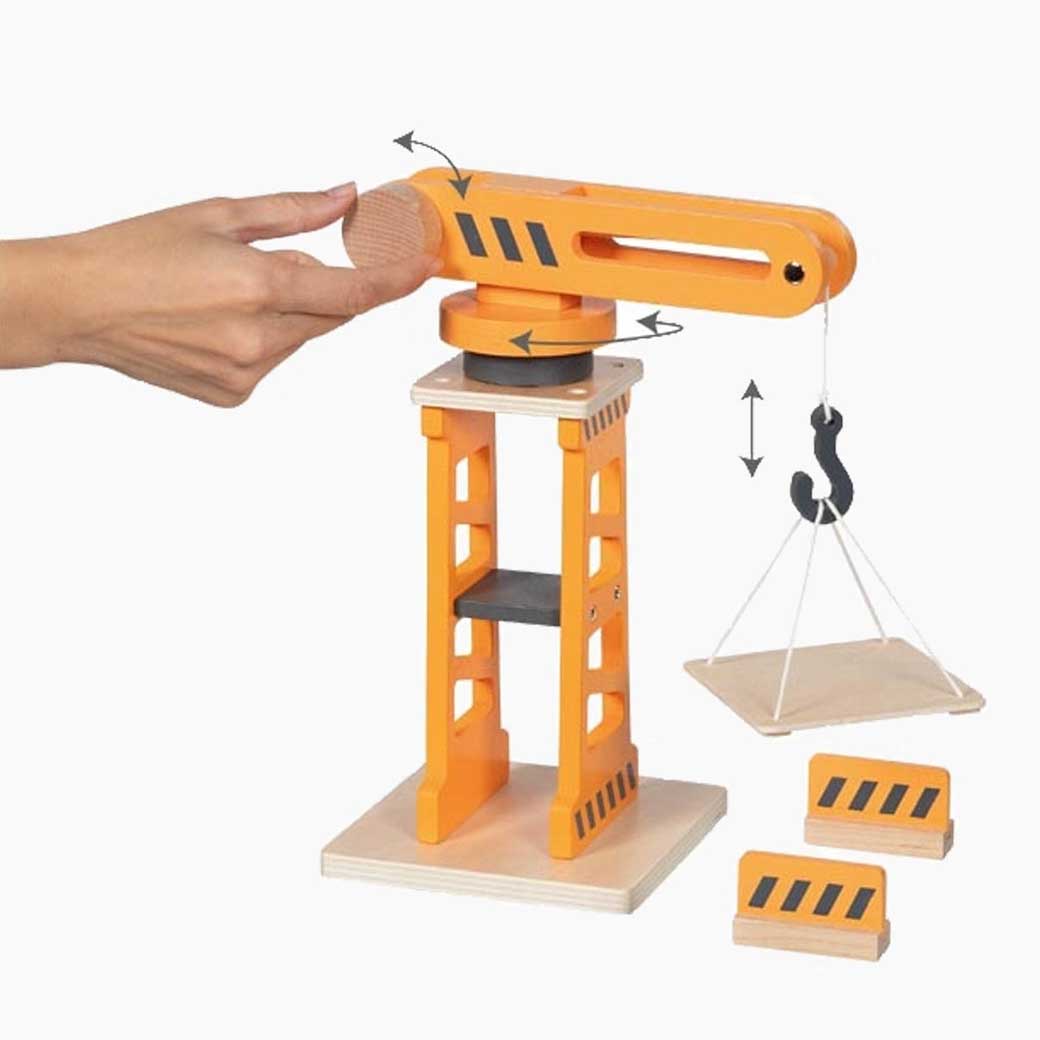 Drehkran mit zwei Absperrbarken – Hauptansicht des goki Holzkrans