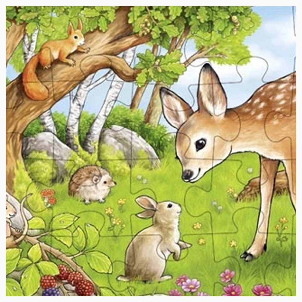 Detailansicht vom Einlegepuzzle Rehkitz mit bunten Holzteilen und Waldszene