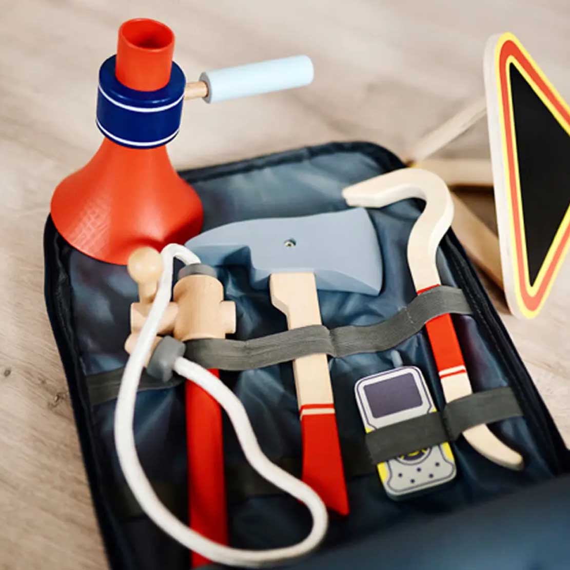 Kind spielt mit Feuerwehrrucksack von small foot in Feuerwehr-Rollenszene