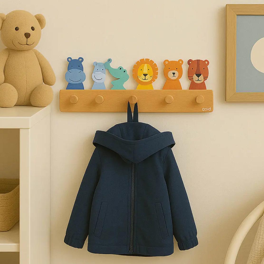 Detail der Garderobe: stabile Haken, abgerundete Kanten, freundliche Farben