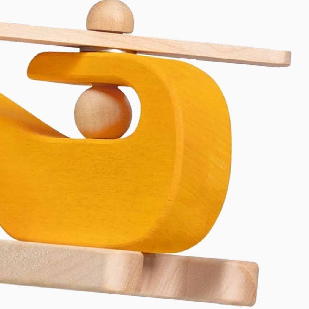 Detailansicht vom Greiffahrzeug Helikopter Petits Pilotes mit Rotor und Holzrädern