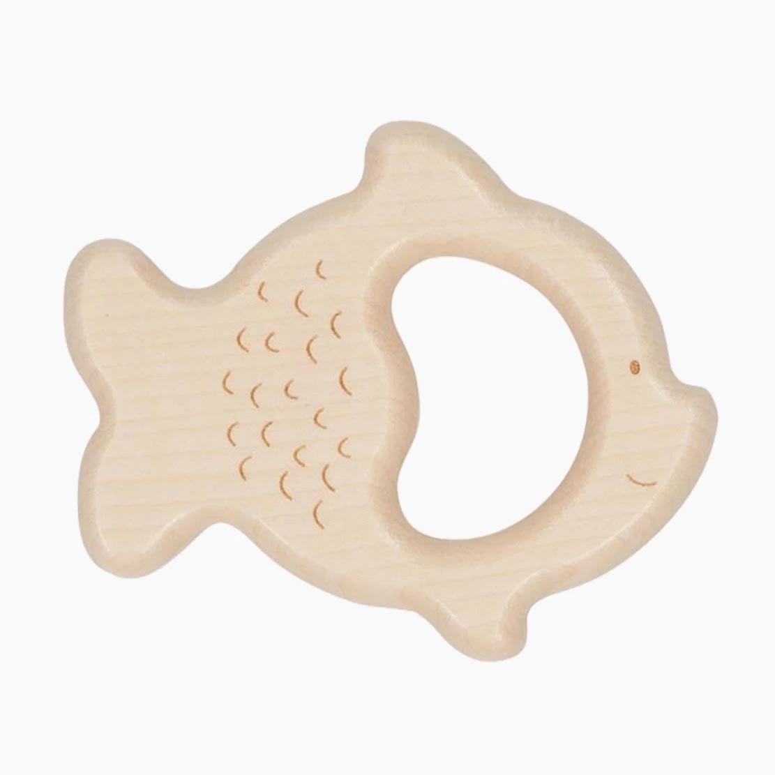 Greifling Fischrassel natur von goki – Holz-Greifling mit sanftem Rasselklang für Babys