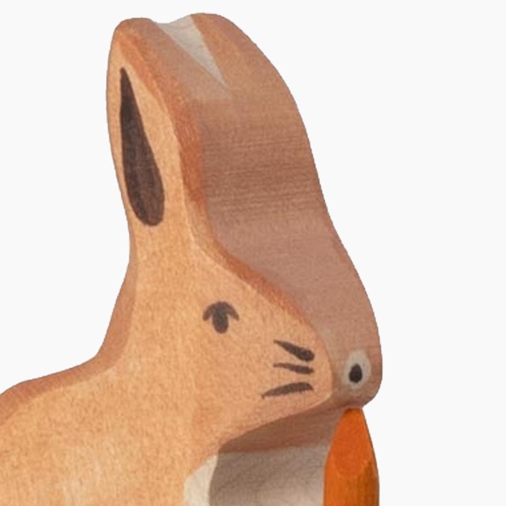 Holztiger Hase mit Karotte – Spielszene: Beet, Hecke, Höhle