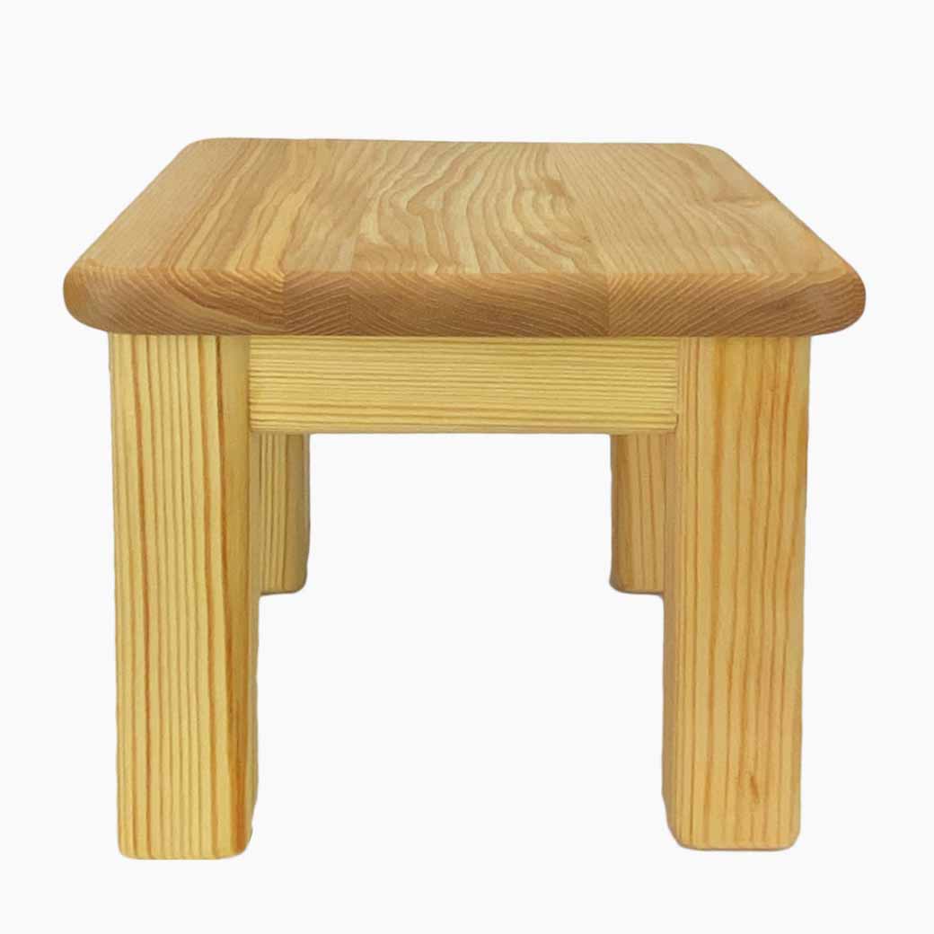 Detailansicht Hocker kleiner Bruder aus Eschenholz mit sichtbarer Maserung