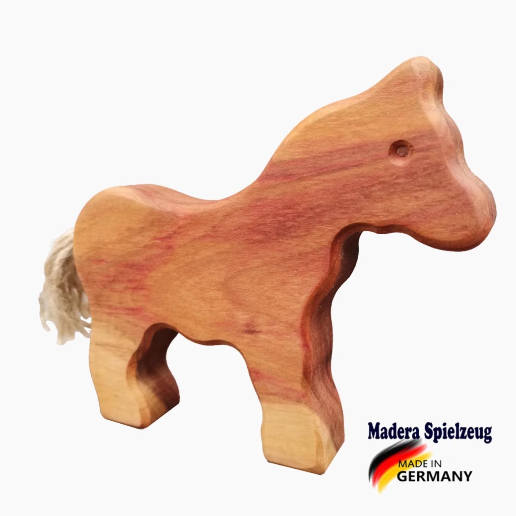 Holz Pferd Der kleine Stromberger aus Pflaumenholz von Madera Spielzeug auf hellem Untergrund.