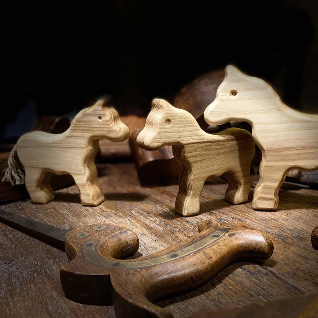 Holz Pferd Der kleine Stromberger aus Pflaumenholz, seitlich präsentiert, online bei Madera Spielzeug.