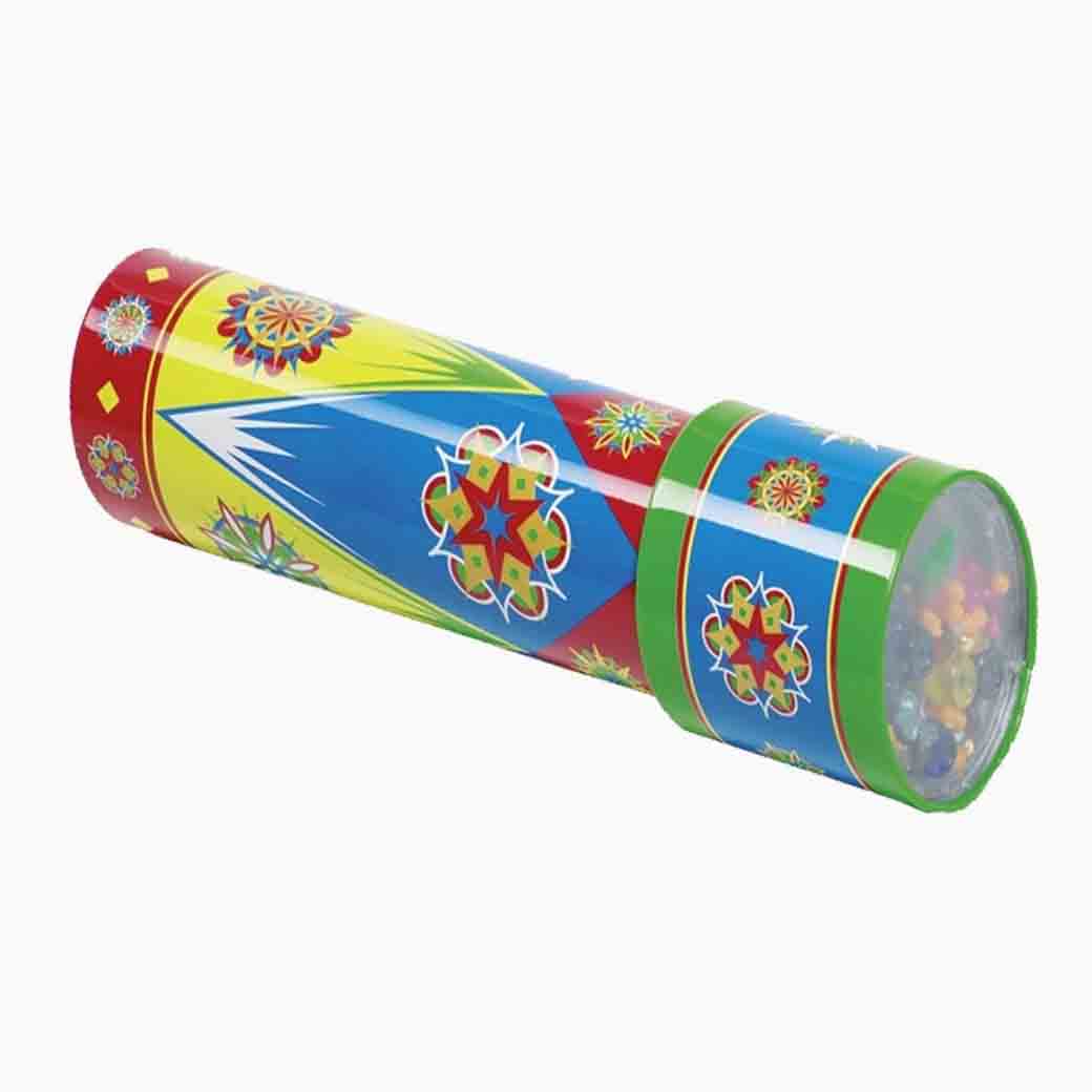 Kind betrachtet Muster im Kaleidoskop mit Drehvorrichtung