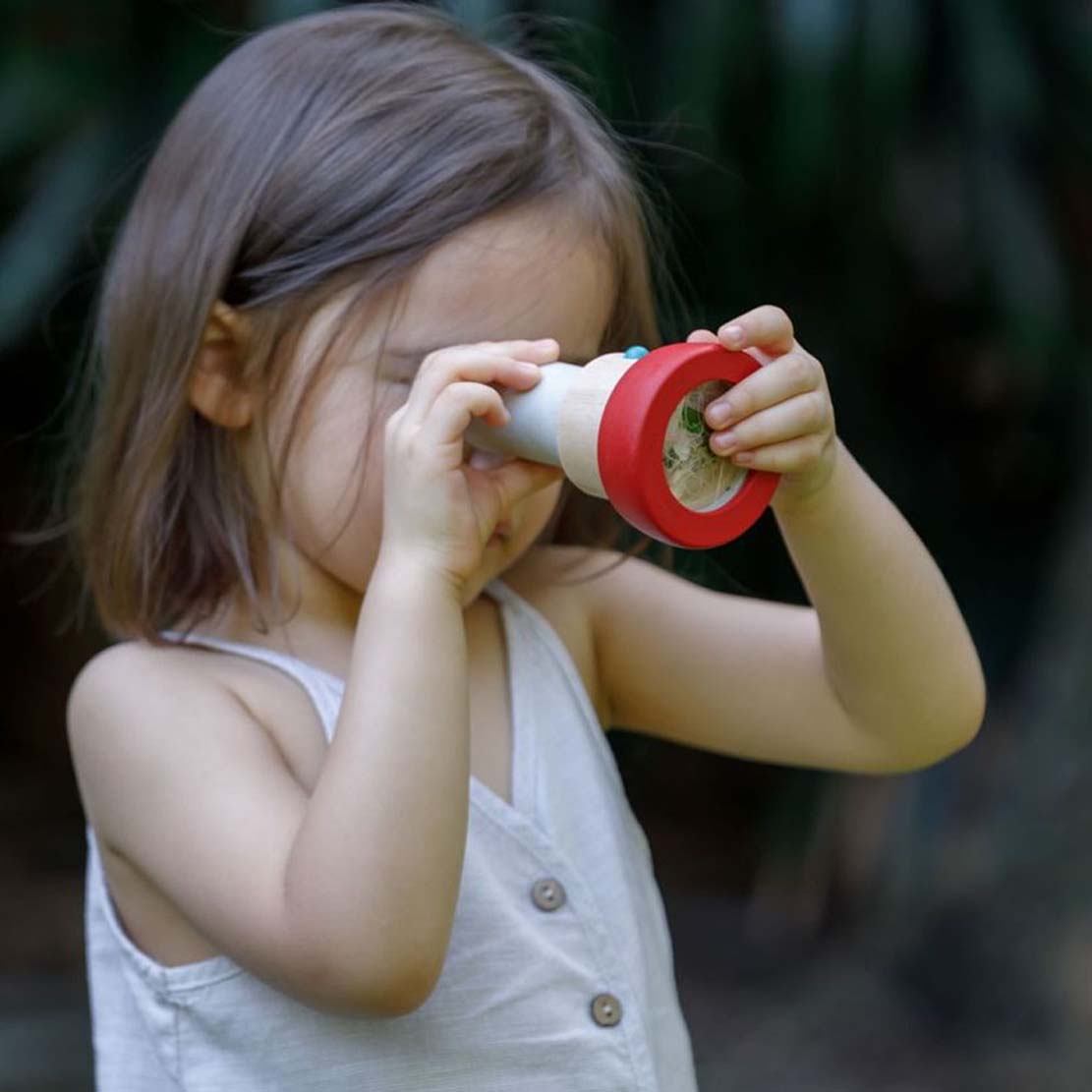 Spielszene: Kaleidoskop Plan Toys – Muster drehen & Farben entdecken