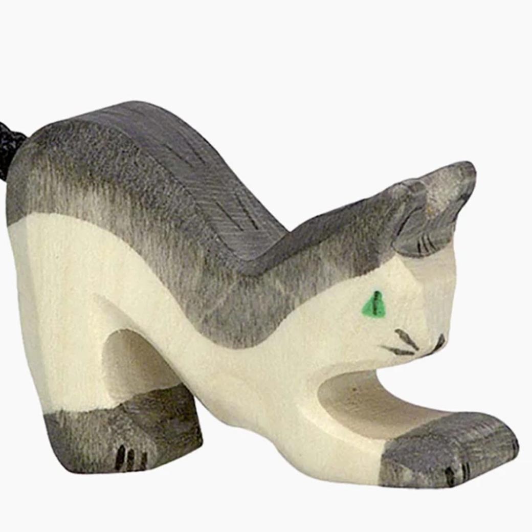 Holztiger Katze Spring im Spiel mit weiteren Holzfiguren