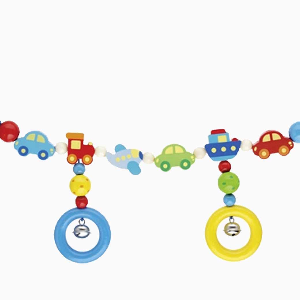 Detail der Kinderwagenkette Fahrzeuge mit Holzringen, Autoformen und bunten Perlen