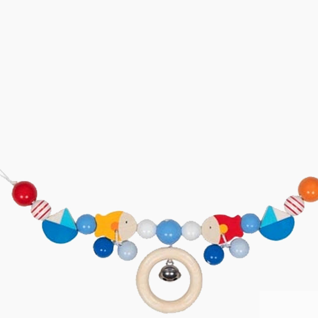Detailansicht Kinderwagenkette Schiff und Fisch mit Holzperlen und Ring
