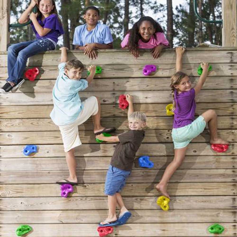 Detailansicht: strukturierte Klettergriffe, verschraubt an Holzfläche