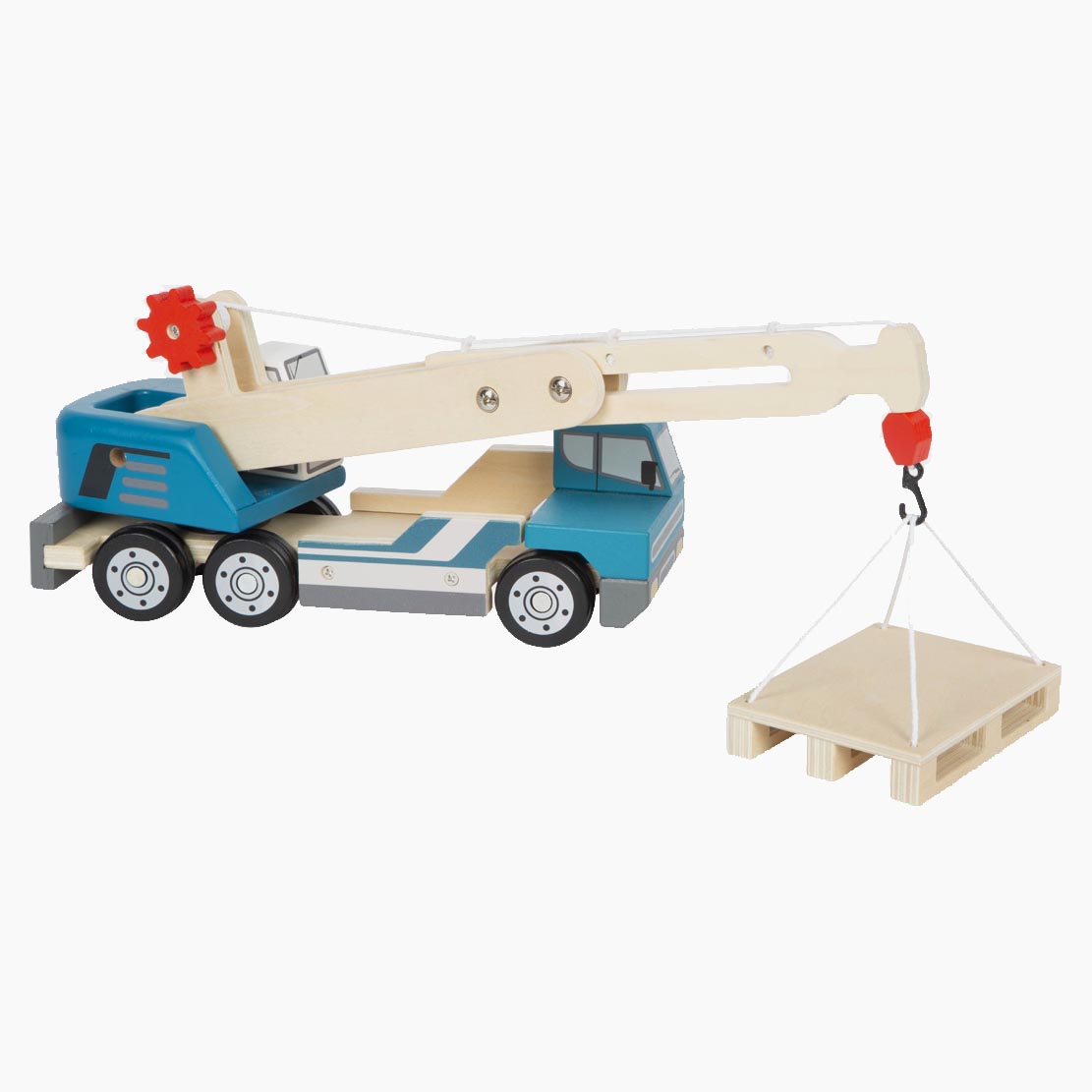 Kranwagen mit Palette von small foot – Gesamtansicht des Holzfahrzeugs mit Kranarm