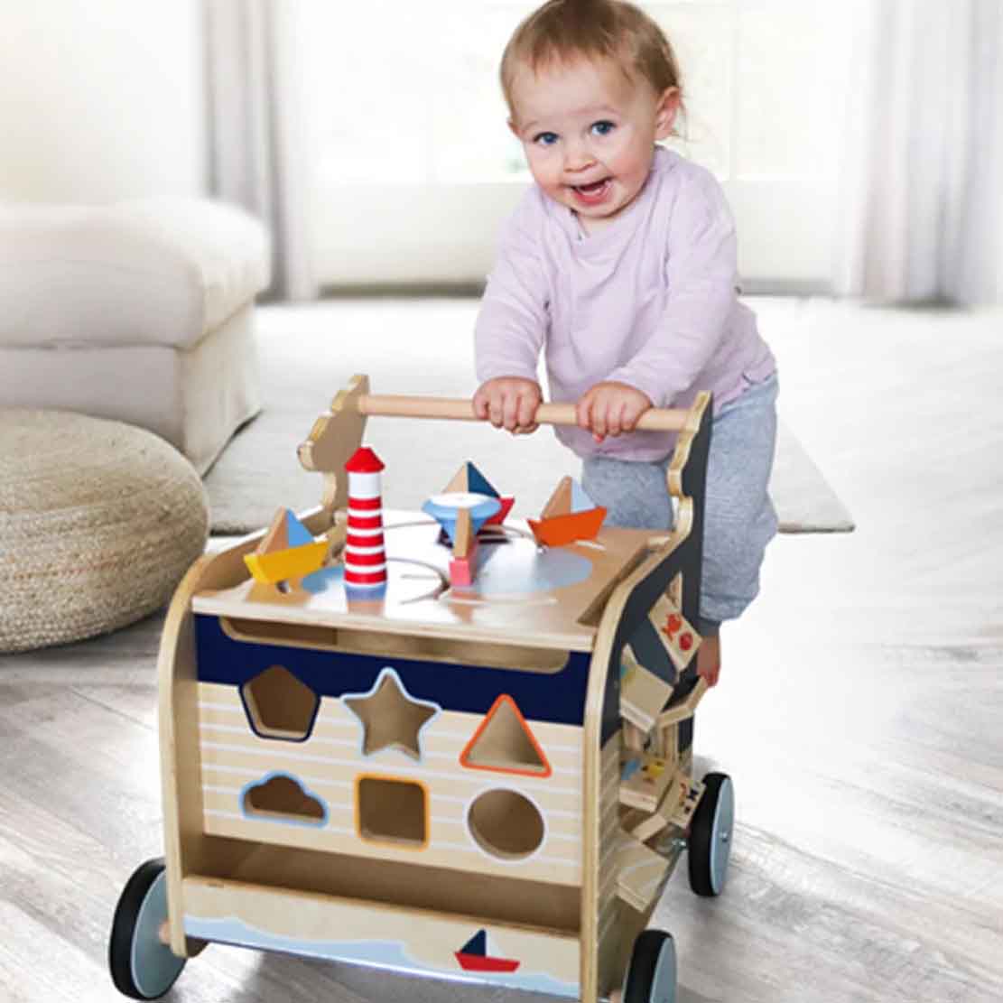 Detailansicht Lauflernwagen Wal mit Kreidetafel und Motorikelementen