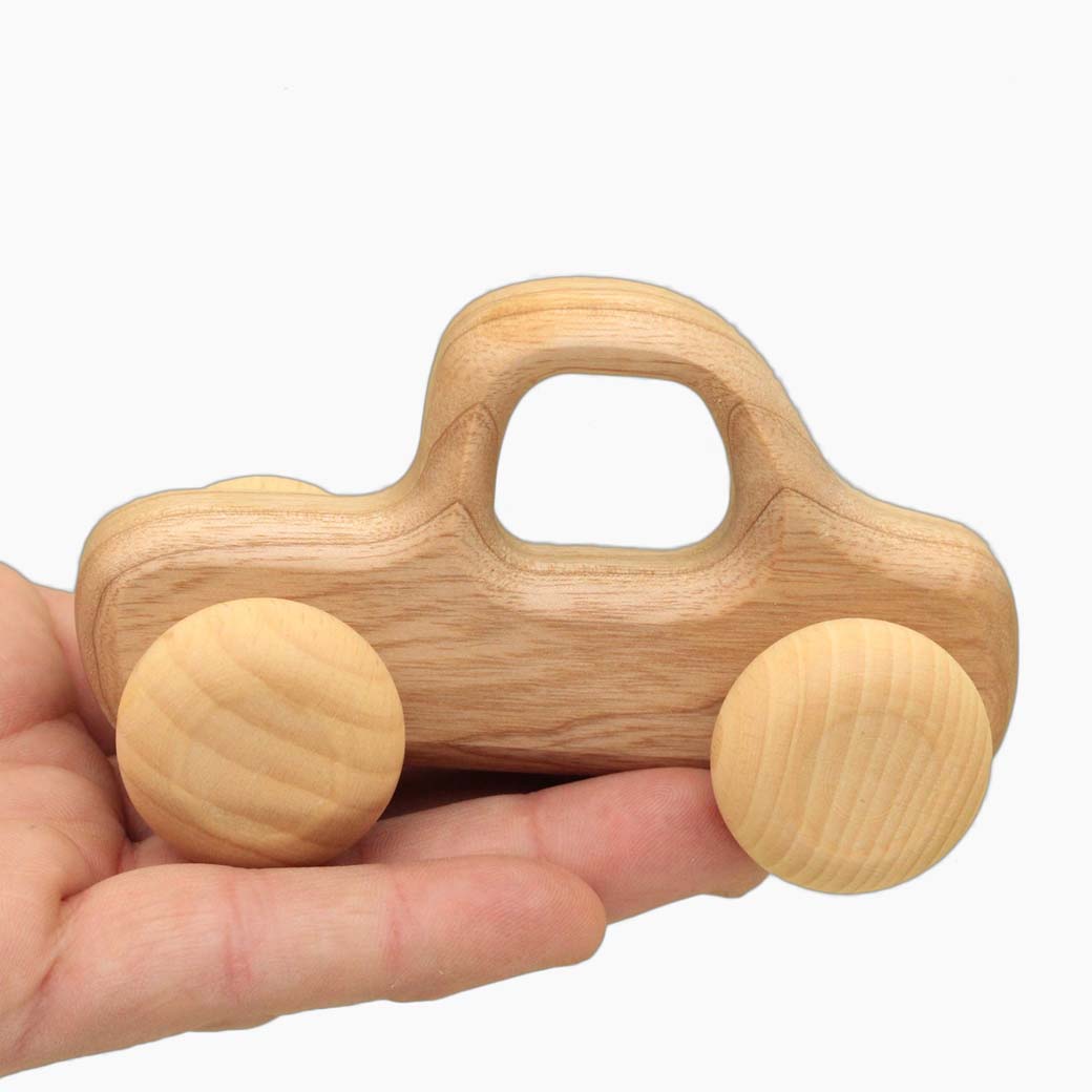 Lotes Toys Baby Car Retro Pickup im Einsatz als Holzauto für Babys