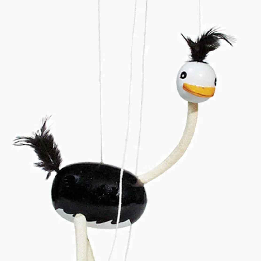 Detailansicht Marionette Strauß – Fäden, Gelenke und Materialkombination im Puppenspiel
