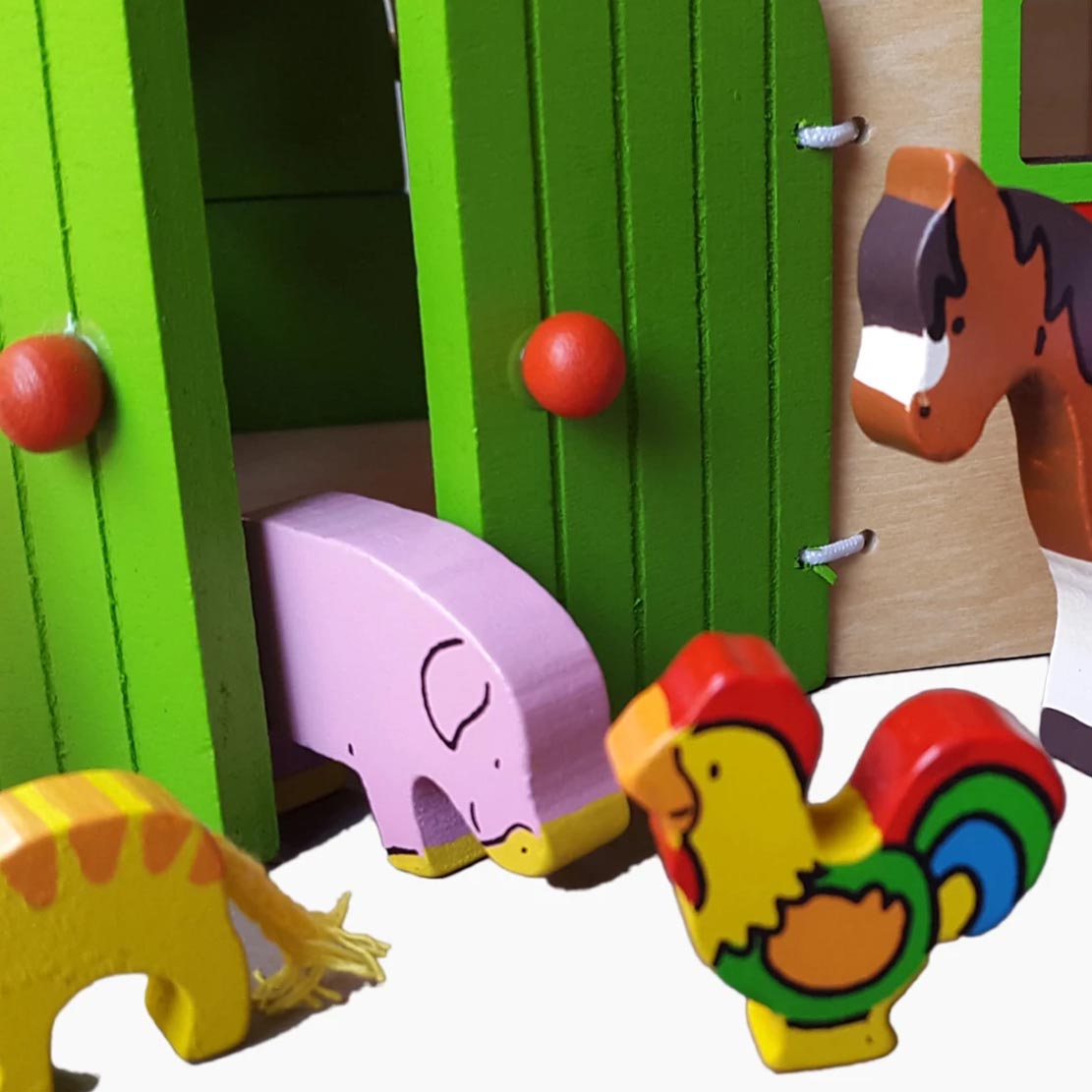 Mein großer Bauernhof – Gebäude, Fahrzeuge und Figuren in Spielszene