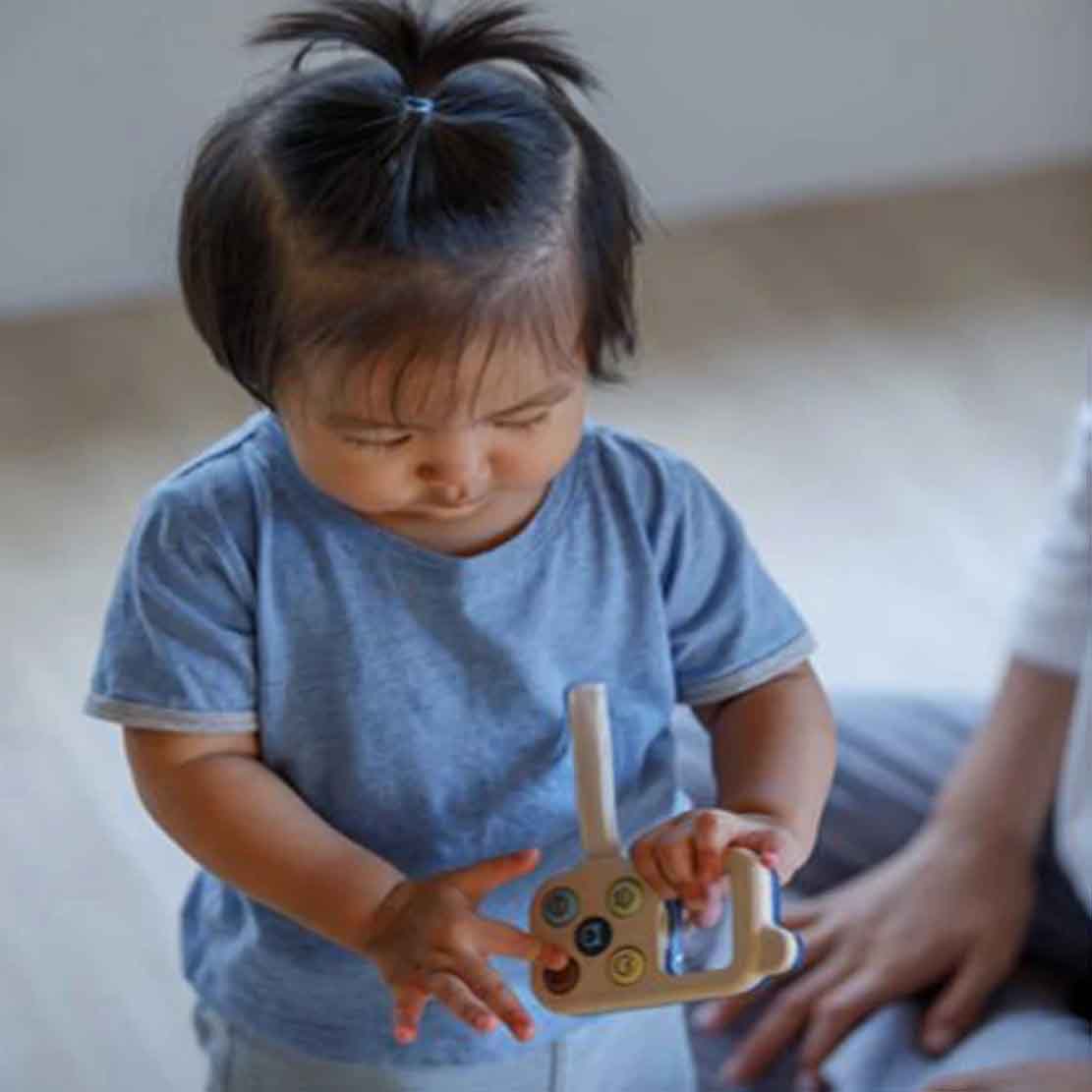 PlanToys Handy blau – Detailansicht, Tasten und Display-Lupe