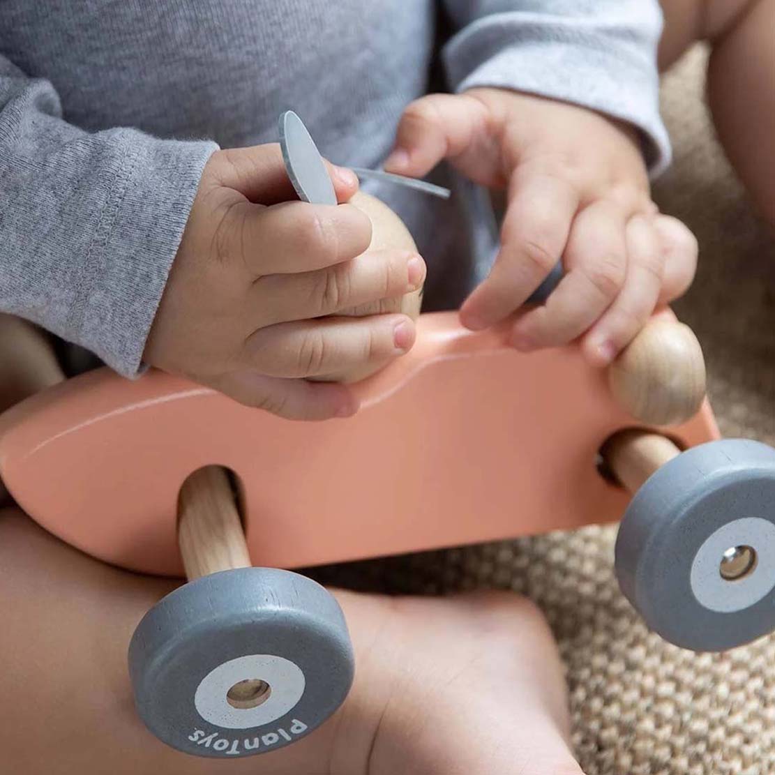 PlanToys Hasen Rennwagen – spielbereit auf der Decke