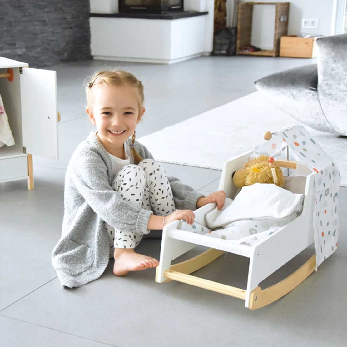 Puppenwiege Little Button – Detailansicht von Wanne, Rahmen und Textilien