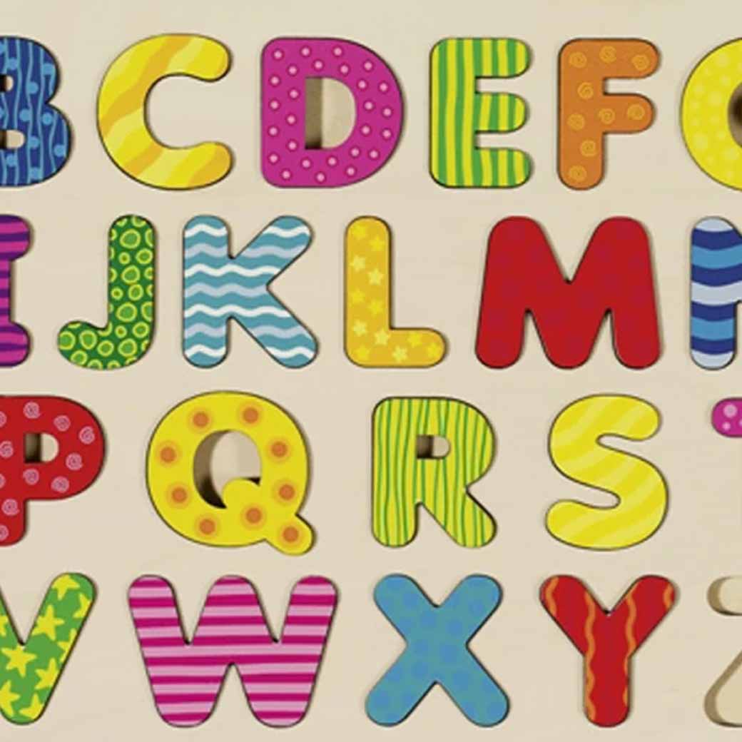 Puzzle Alphabet – Detailansicht der farbigen Holzbuchstaben und Puzzleform