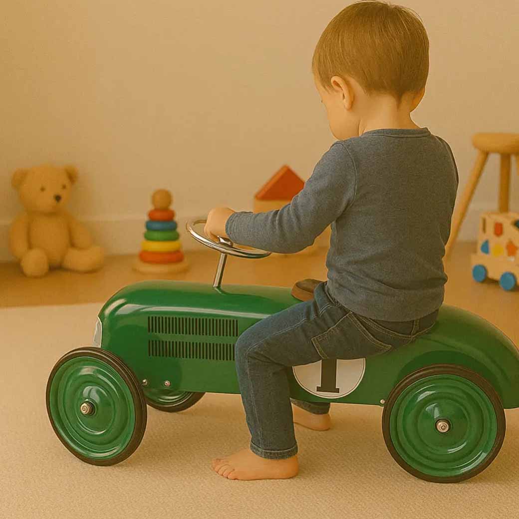 Rutscherfahrzeug Grün aus Metall mit Sitz und Lenkrad in Detailansicht