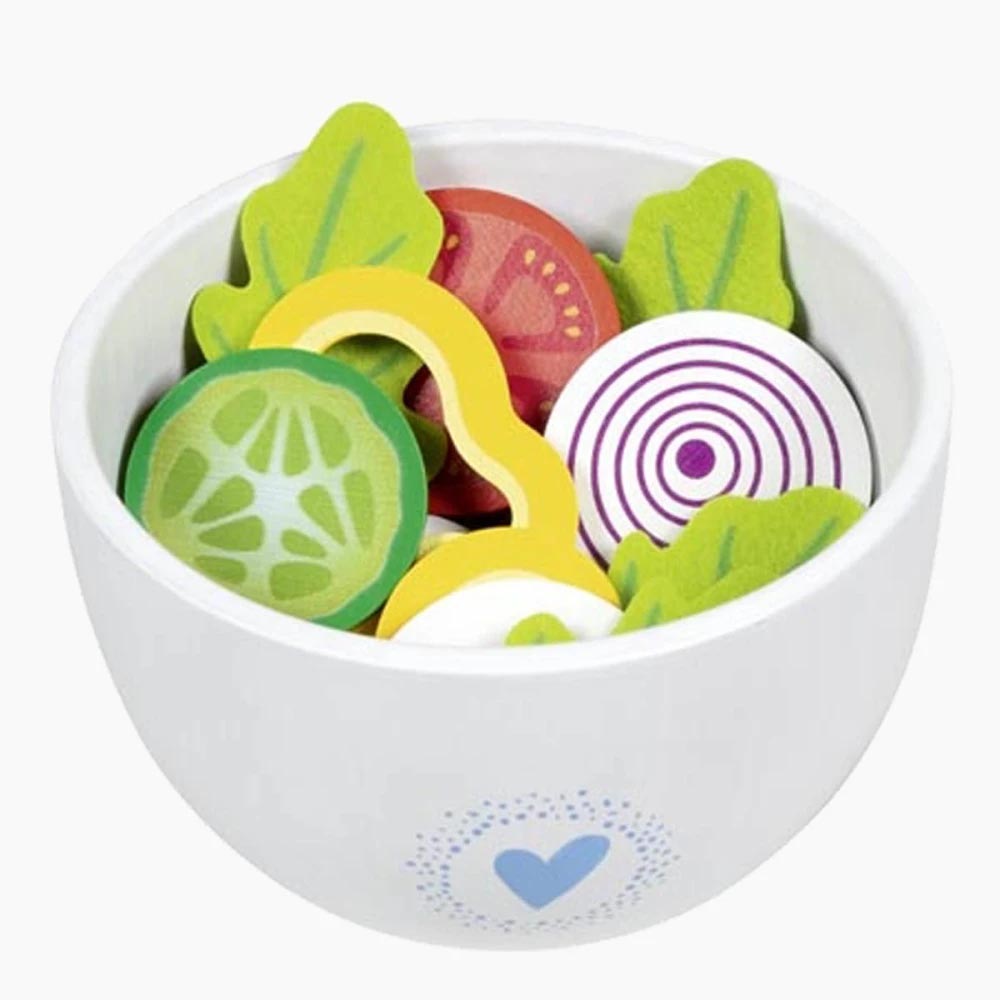 Servierszene: angerichteter Salat mit Besteck – Kinderküche