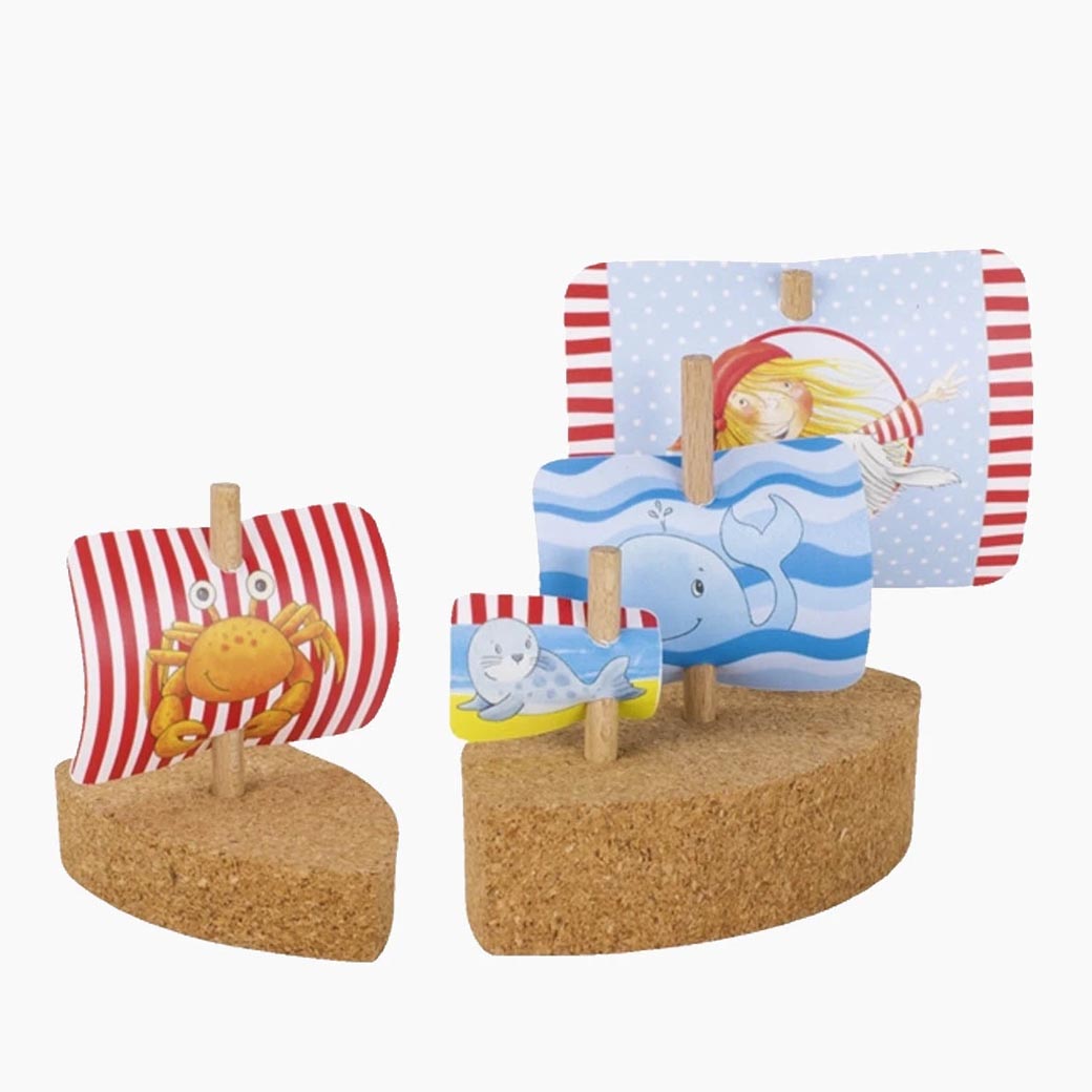 Segelboote Peggy Diggledey 2er Set: Kork-Boote mit Segeln im Wasser