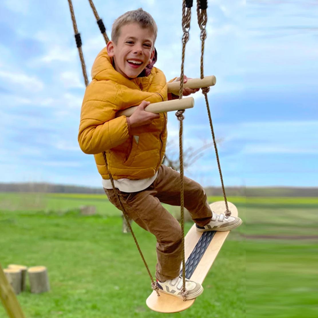 Skateboard-Schaukel von small foot – sicherer Stand auf dem Board