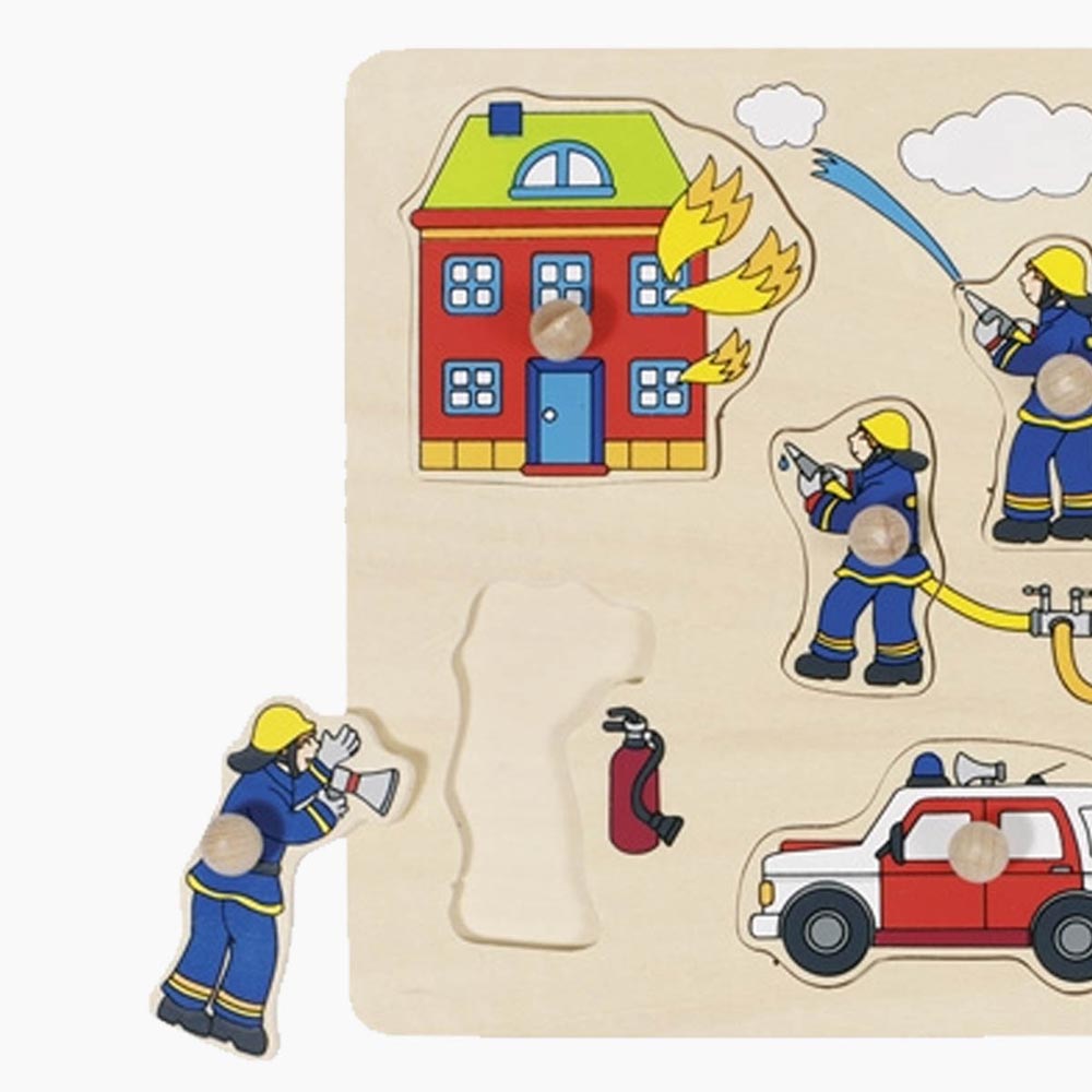Detail: Steckpuzzle Feuerwehr – gut greifbare Holzknöpfe, klarer Einlegerand