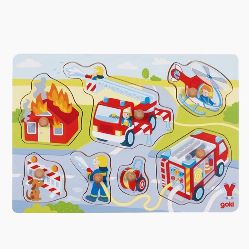 Steckpuzzle Feuerwehreinsatz von goki mit Feuerwehrauto und Einsatzmotiv auf Holztafel