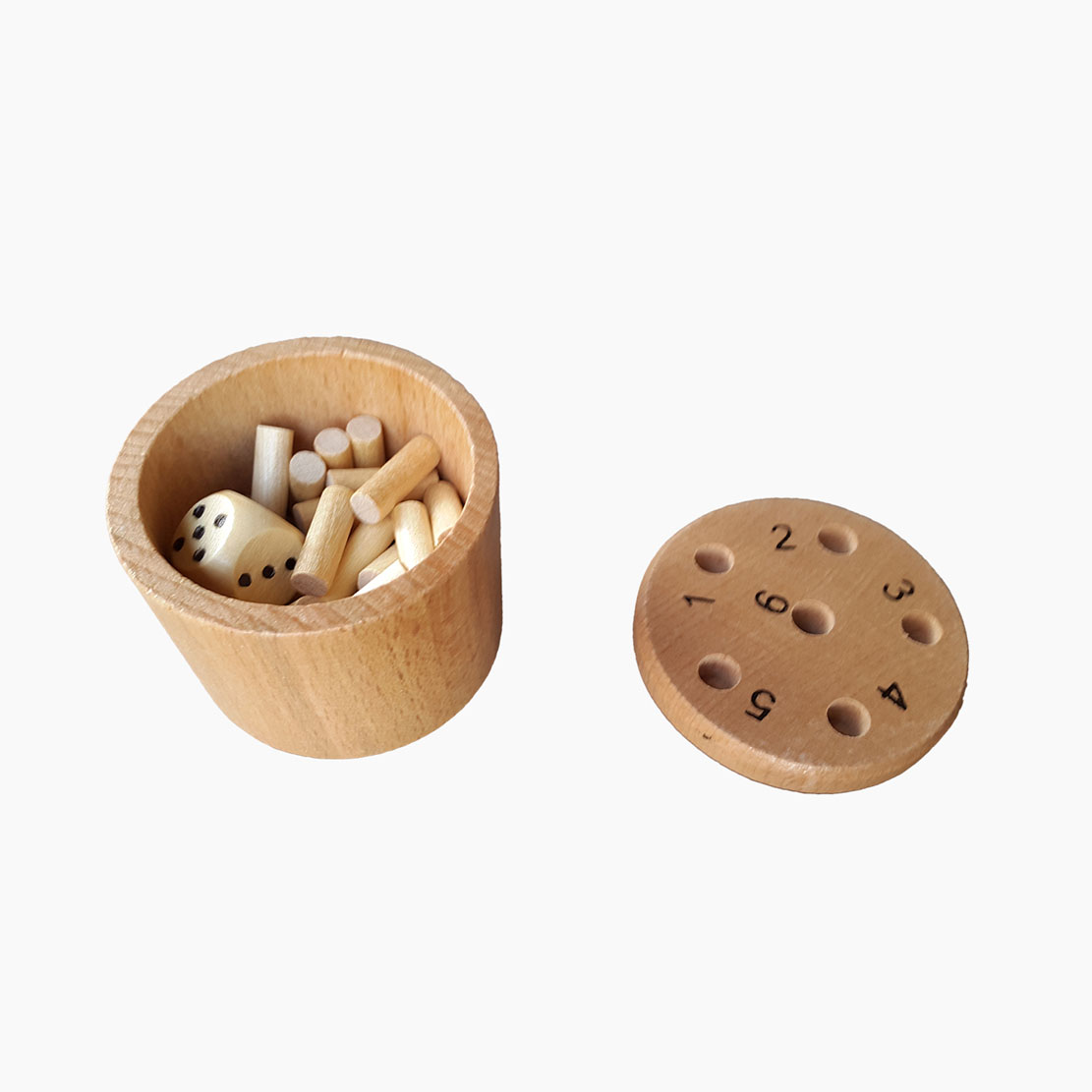 Detailansicht: Stäbchen und Würfel beim Würfelspiel 6 raus