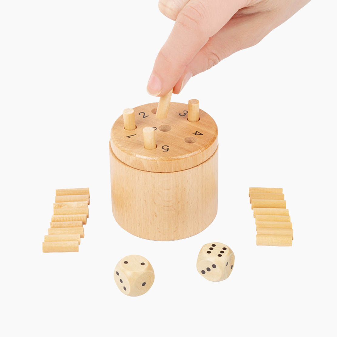 Spielszene: Würfelwurf und Stäbchen setzen bei 6 raus