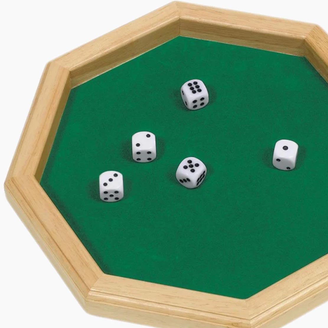 Detail: Würfelteller aus Holz mit Filz-Inlay – gedämpftes Würfeln