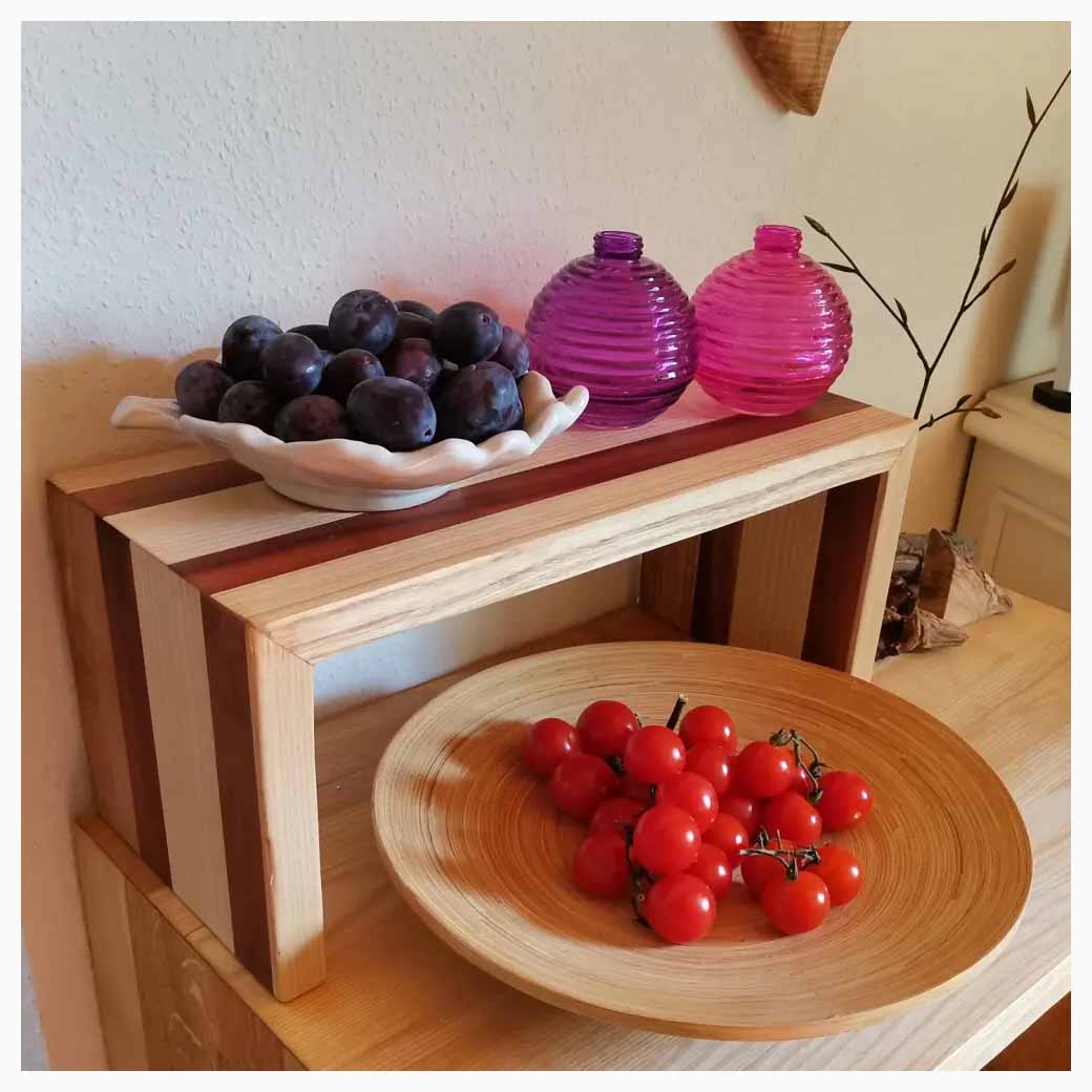 Detailansicht der Zebra Fußbank Esche 22 mit Holzstruktur