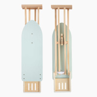 Bügelbrett mit Bügeleisen