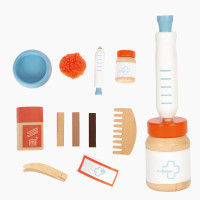 Katze mit Tasche und Pflege-Set