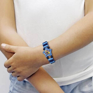 Holzuhr mit elastischem Armband Grün